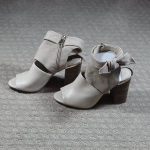 Louise et Cie Size 6M Cream Suede and Leather Peep Toe 3.5" Heels